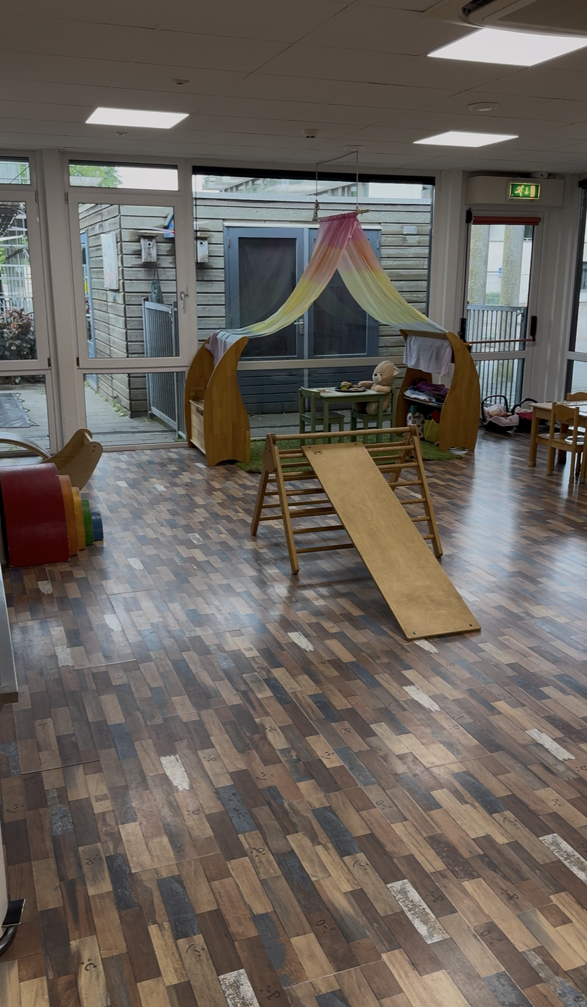 Speelruimte van Kinderopvang Princenpark met klimrek, glijbaan en rustige speelhoek